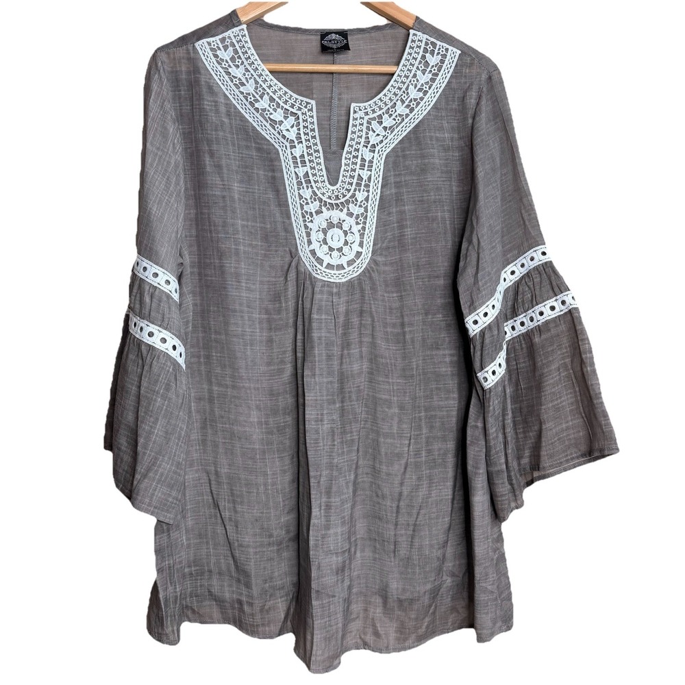 Cal Style Women's‎ SZ-L Gray With White Crochet Yoke Shirring Top Bell Sleeves